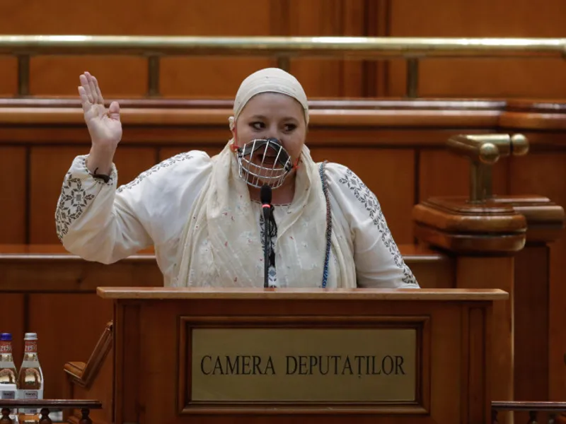 Diana Șoșoacă cu botniță în plen. / FOTO: Inquam Photos / George Călin