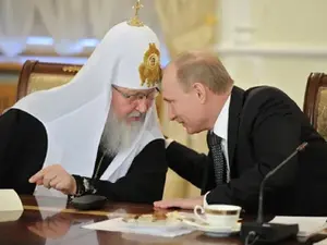 Patriarhul Kirill îi suflă-n strună lui Putin Foto: RIA Novosti