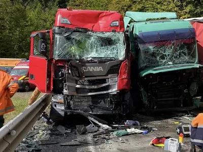 Un camion cu lemne și un TIR s-au izbit frontal DN 15B. / Foto: infotraficromania.ro