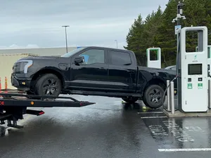 O camionetă electrică Ford F-150 Lightning a făcut „Boom!” și a „murit” când a fost băgată în priză. / Foto: Eric Roe, Twitter