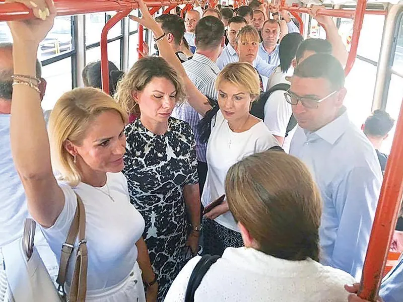 Gabriela Firea, pozând în navetistă cu tramvaiul 41, a cărui suspendare, timp de două luni, a creat haos în București. Ea a călătorit flancată de directori din Primărie (stânga)