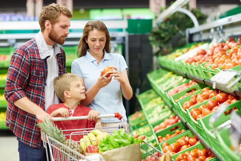 Tânără familie făcând cumpărături în hypermarket - Foto: Freepik/pressfoto
