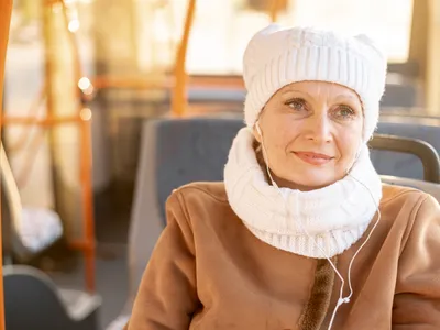 Pensionar în tren - Foto: Freepik