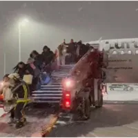 Români blocați într-un avion înzăpezit, în Munchen, timp de 4 ore. „Nu mai aveam aer” - Foto: Observator News