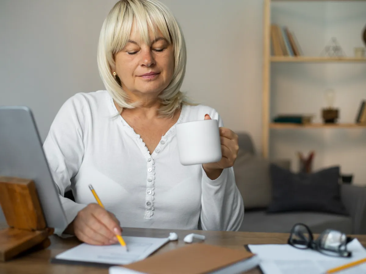 Pensionară la pensie - Foto: magnific