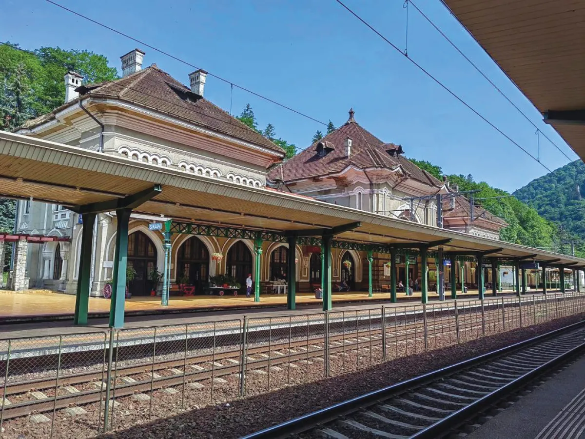 Gara Sinaia, monument istoric, intră în sfârșit în reparații după doi ani și jumătate de așteptare