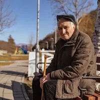 Afară, în așteptarea pensiei - Foto: Freepik