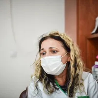 Unul dintre medicii care au tratat cei mai mulţi pacienţi cu COVID-19 de la începutul pandemiei în Sibiu, şef al Secţiei infecţioase din Spitalul Judeţean de Urgenţă, Victoria Bîrluţiu. / Foto: turnulsfatului.ro