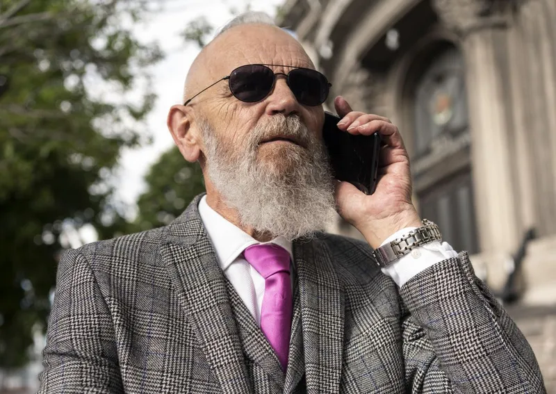 Pensionar elegant vorbind la smartphone - Foto: Freepik/CC0