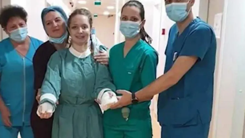 Alexia, fata de 15 ani care a rămas fără mâini în urma teribilului accident de autocar de la Pașcani. / Foto: spynews.ro