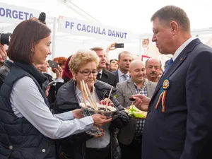 Președintele Iohannis gustând magiun de Topoloveni în 2015/FOTO: Facebook.com