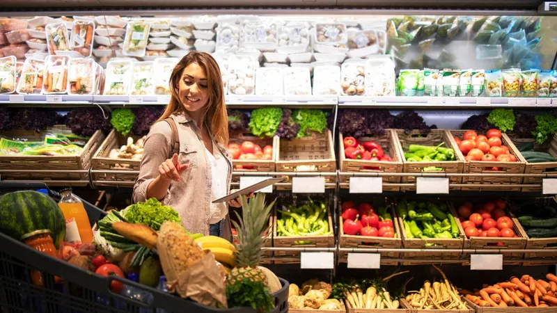 O nouă escrocherie lovește supermarketurile. Este vizat cardul de fidelitate. Cum îți fură banii? - Foto: Freepik (rol ilustrativ)