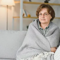 Pensionară la pensie, acasă - Foto: Freepik