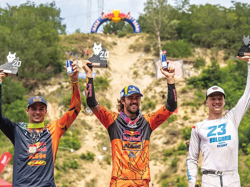 Podiumul clasei Gold de la stânga la dreapta: Trystan Hart (Canada), Manuel Lettenbichler (Germania), Teodor Kabakchiev (Bulgaria)