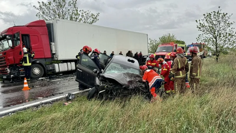 Accident grav cu 3 victime pe DN 1B. Două autoturisme și un TIR s-au ciocnit violent. Trafic blocat - Foto: Centrul infotrafic