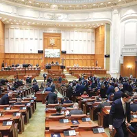 TRIPLARE  Sporurile pentru bugetari au  explodat din 2017 încoace, prin legi votate de parlamentari care au luat de la cei săraci și ultimii 20 de lei  de la pensionari pentru a le da  angajaților de la stat - Foto: INQUAM PHOTOS/ George Călin