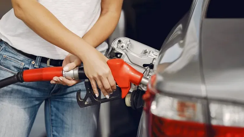 Românii nu au bani de mașini electrice. Doar 9.743, în 2024. Benzina la putere, dieselul în creștere - Foto: freepik.com/prostooleh - Rol ilustrativ