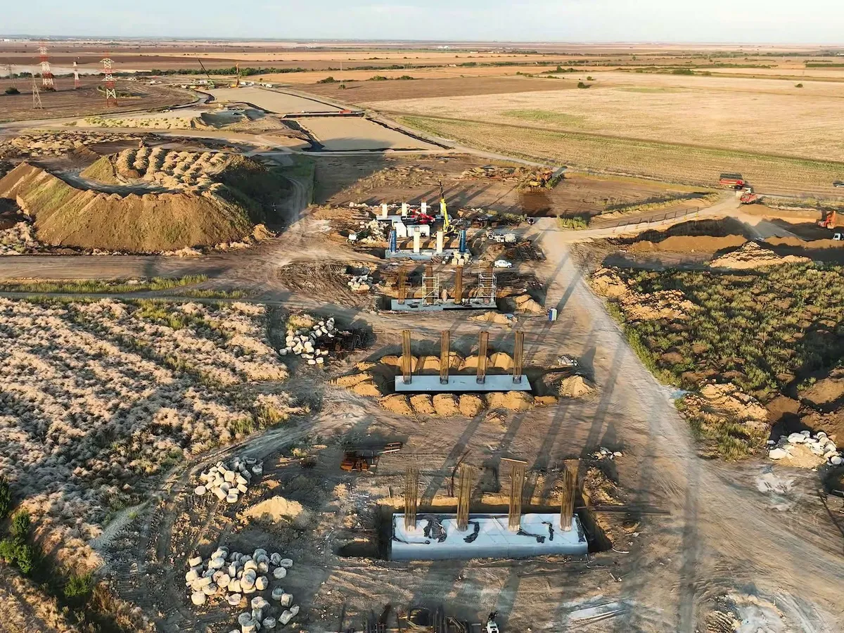 O noua șosea se construiește în vestul țării. Va avea 14 kilometri, patru benzi și patru noduri rutiere