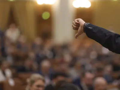 Indicaţie de vot, la un plen reunit al Parlkamentului României - Foto: INQUAM PHOTOS/Octav Ganea