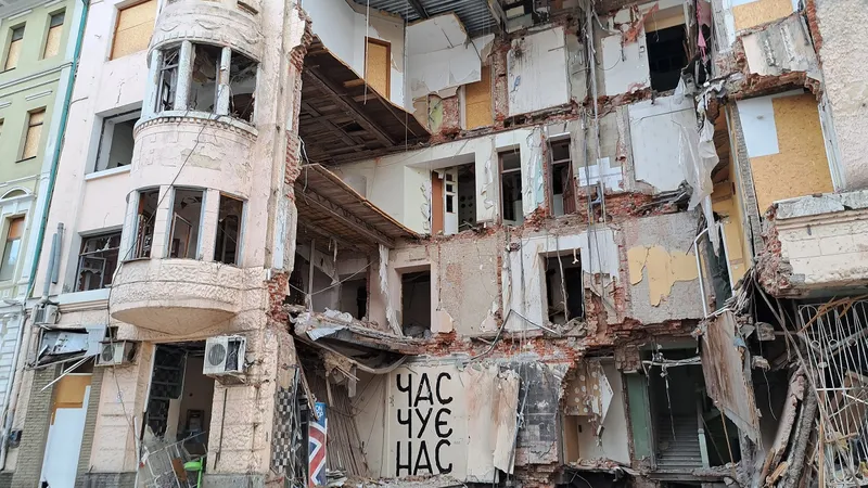 VIDEO Harkov, orașul unde alarmele de război nu tac niciodată. La pas, prin ruine  / Newsweek
