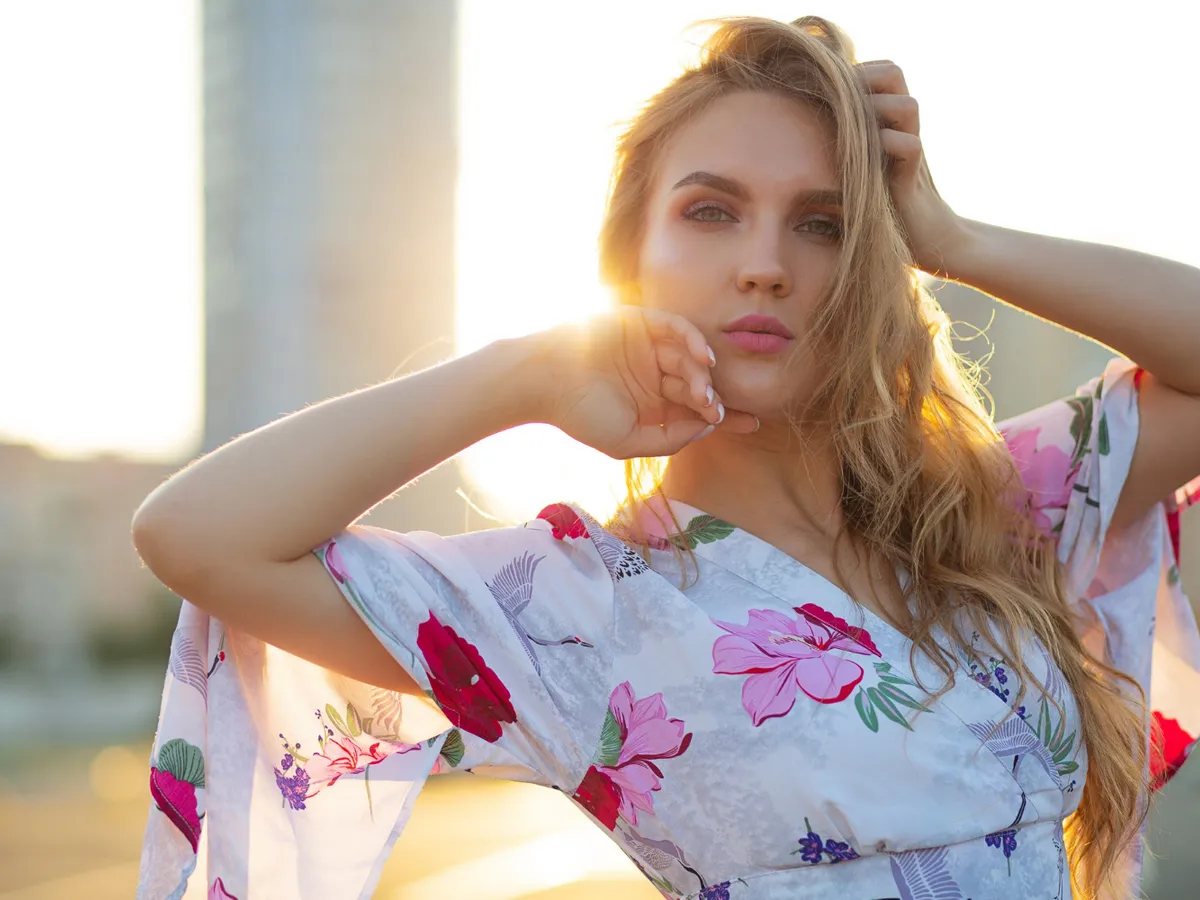 Femeie în lumină - Foto: Freepik