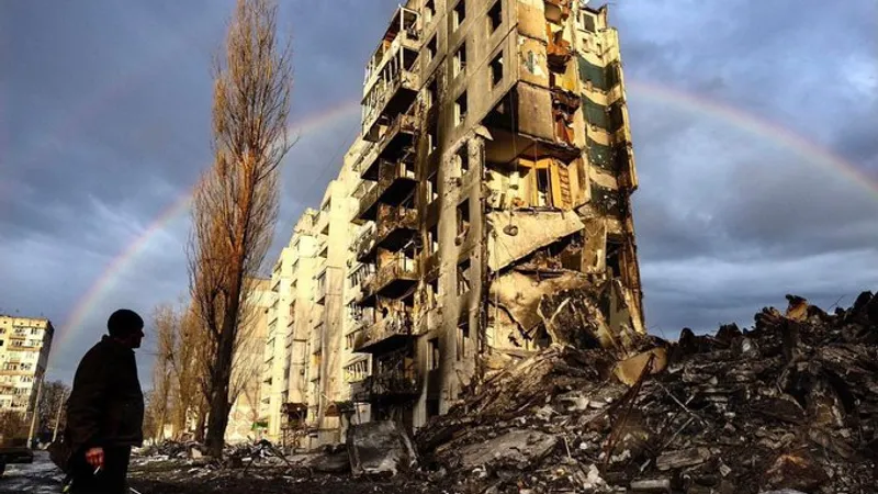 Rușii un bombardat un bloc de locuințe din Borodianka. 41 de victime au fost găsite sub dărămături/FOTO: Twitter/Pravda