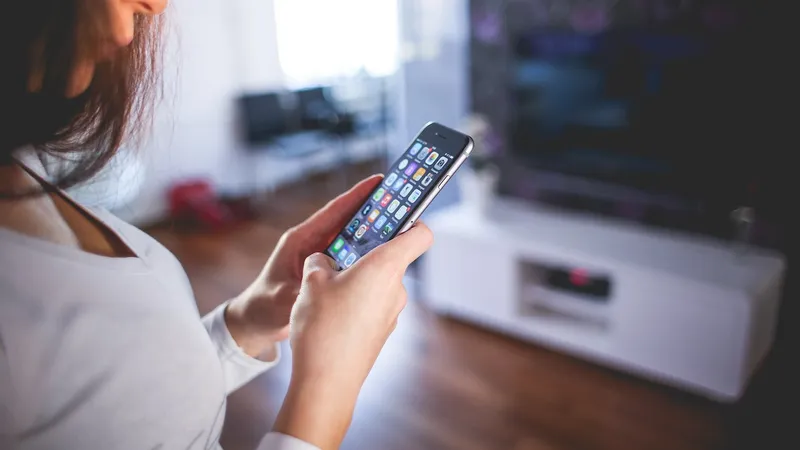 Cum puteți afla dacă vă ascultă cineva când vorbiți la telefonul mobil. / Foto: pexels.com