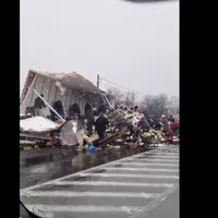 Camion răsturnat. Localnicii se înfruptă - Foto: captură video
