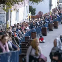 20 de ore așteaptă pelerinii la coada de la Sfânta Parascheva din Iași. Se întinde pe kilometri Foto: Inquam Photos / Casian Mitu