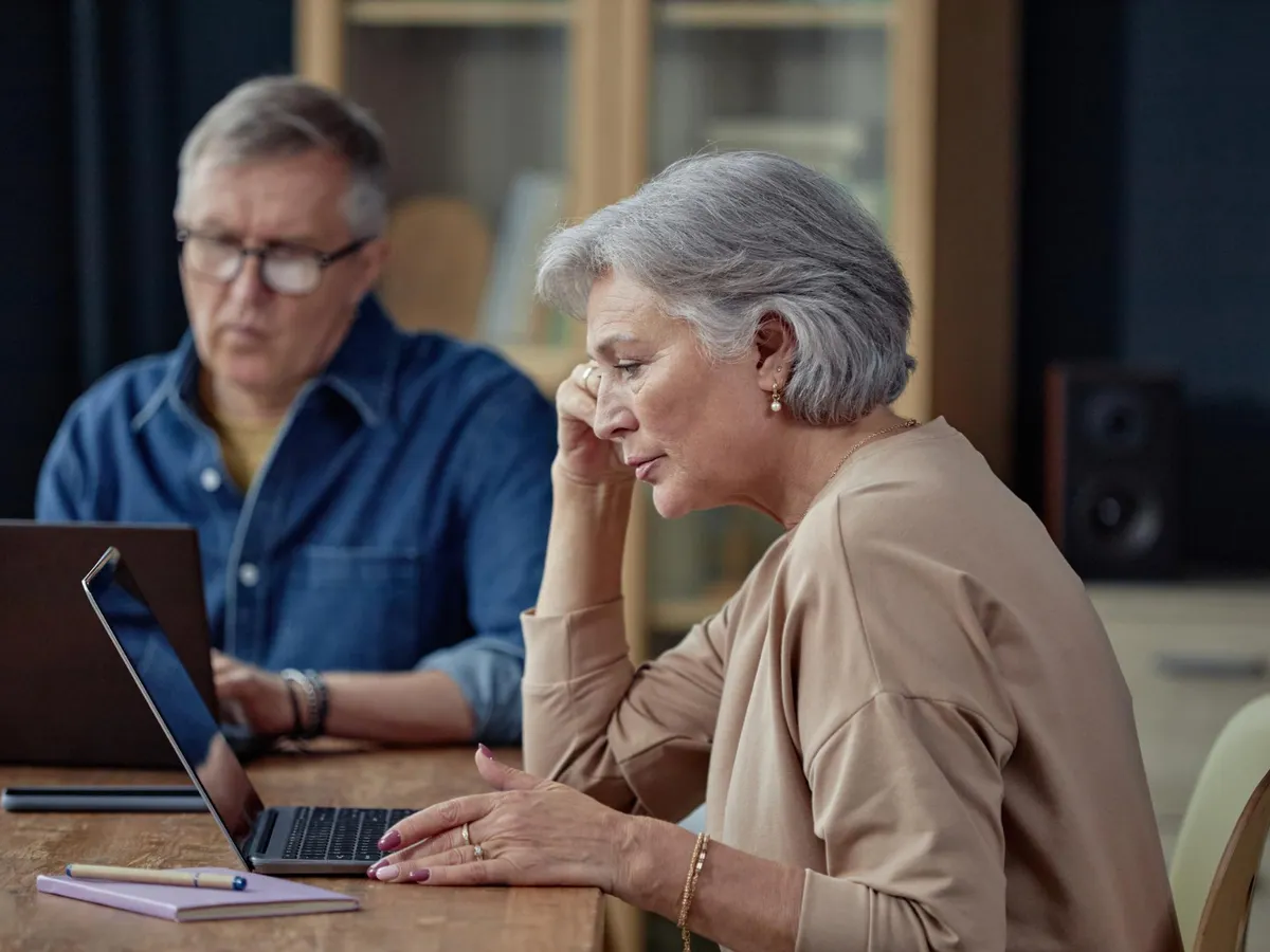 Pensionari supărați la pensie - Foto: Freepik