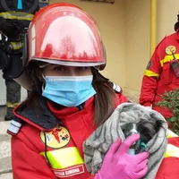 Pompierii și câinele salvat- Foto: FACEBOOK