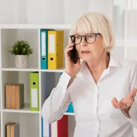 Femeie în vârstă vorbește la telefon - Foto: Magnific (rol ilustrativ)