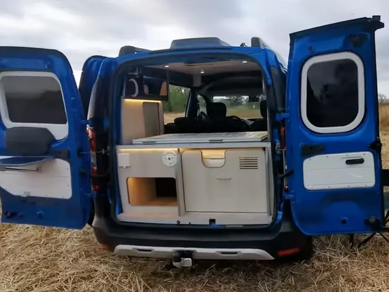 Visezi la autorulotă, dar e scumpă? Vezi cât costă să transformi o Dacia Dokker în camper - Foto: Yevana