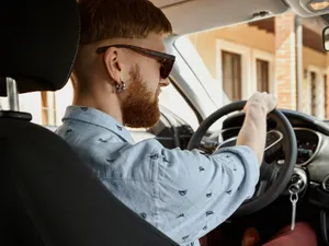 Șofer care se află la volanul unei mașini - Foto: Freepik