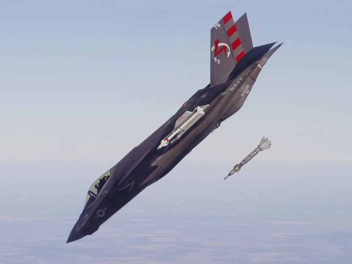 F-35C Lightning II al Marinei SUA, lansând o bombă GBU-12 - Foto: Profimedia  Images
