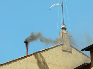 Fum negru, din nou, la Vatican. Al doilea vot pentru alegerea Papei nu a avut un rezultat concludent - Foto: Profimedia Images