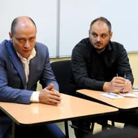 Daniel Băluță (stânga) l-a dat afară doar de fațadă pe consilierul său Cristian Zărescu. Foto: Facebook Cristian Zărescu
