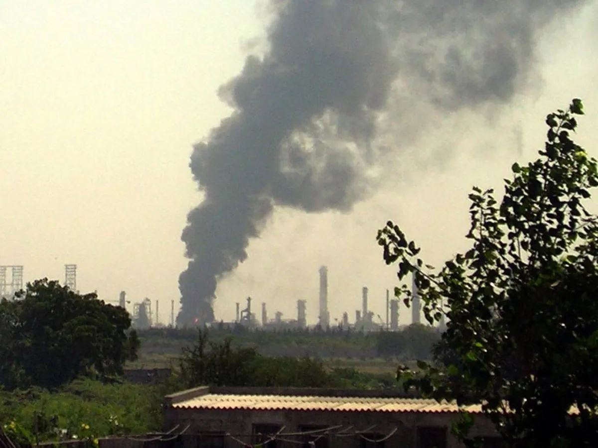 Fumul se ridică din rafinăria operată de Reliance Industries din India, situată în Jamnagar, la aproximativ 400 km vest de Ahmedabad - Foto: Profimedia Images