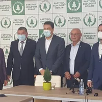 Nicolae, Pleșoianu, iar în centru liderul PER / per.ro