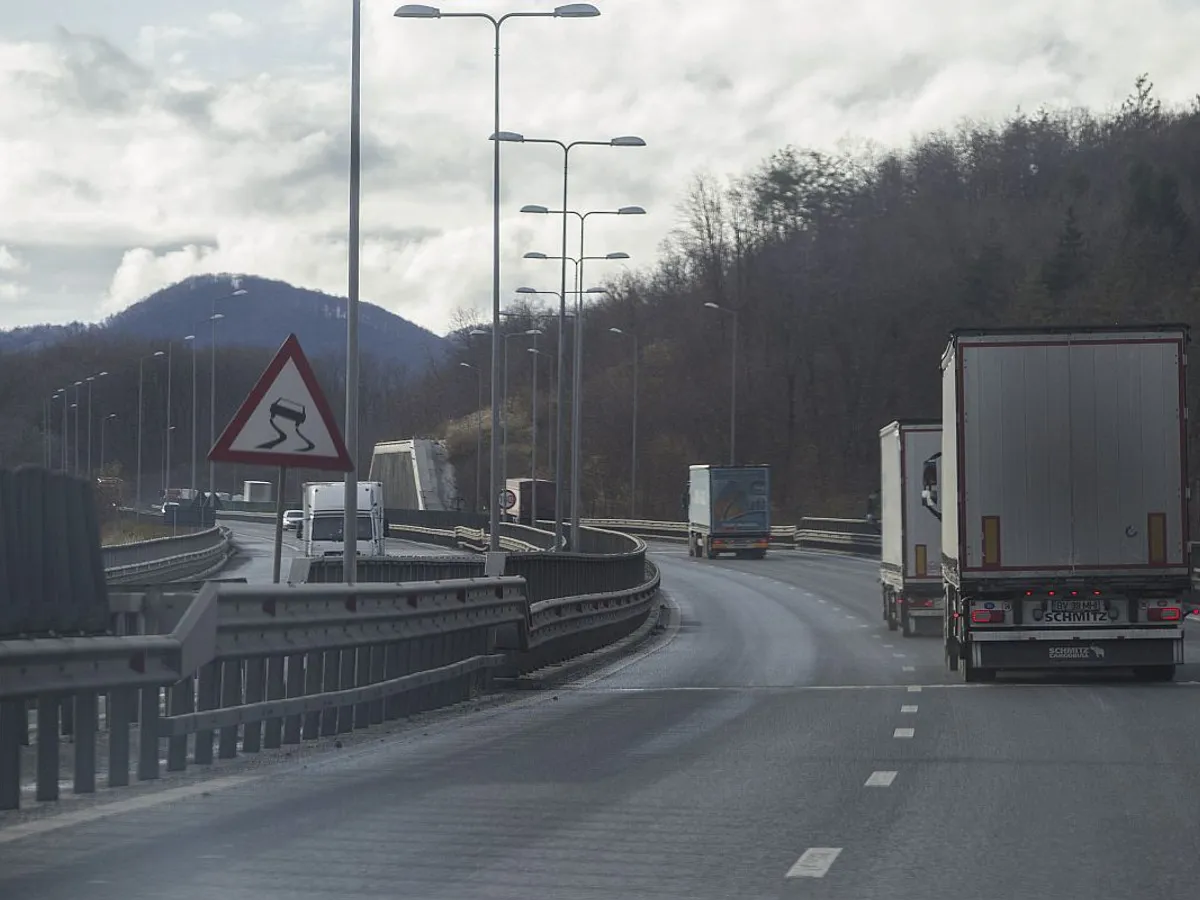 Autostradă pe care circulă camioane - Foto: INQUAM PHOTOS/Alexandra Pandrea