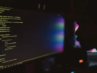 Comisia Europeană doreşte ca platformele online să identifice în mod clar conţinut  - Foto: Pexels / Albertan Barros