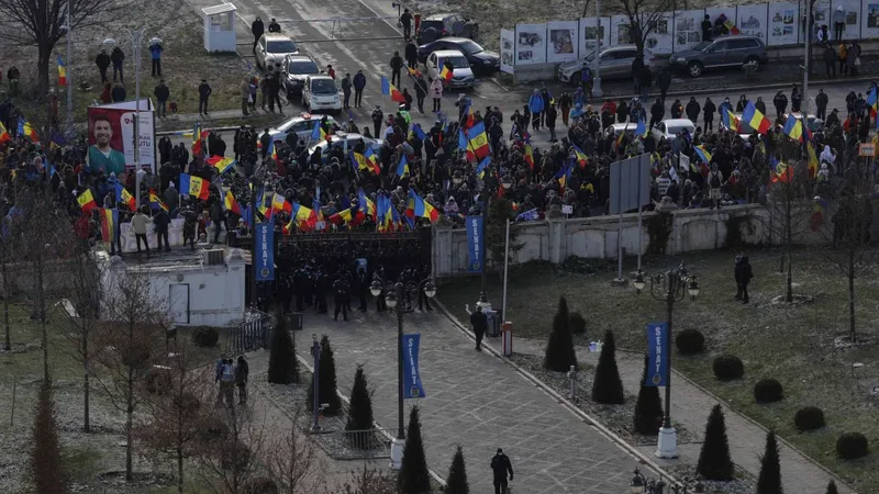 Un grup de manifestanţi a forţat intrarea în Senat și au reușit să ajungă pe scările Palatului Parlamentarului. Foto Inquam Photos/Octav Ganea