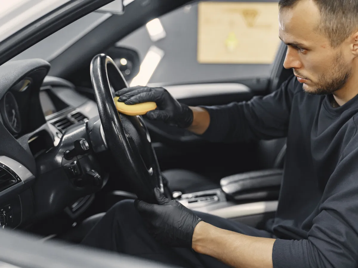 Cum cureți corect tapiseria din piele a mașinii - Foto: Profimedia images