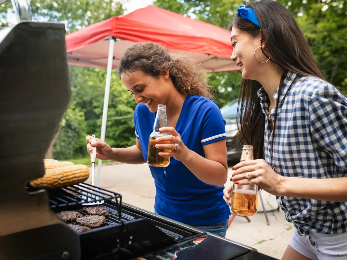 Două fete fac porumb pe grătar - Foto: Freepik (rol ilustrativ)
