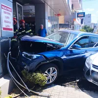 O șoferiță a vizitat magazinul "Mireasa" cu BMW cu tot Foto: vremeanoua.ro