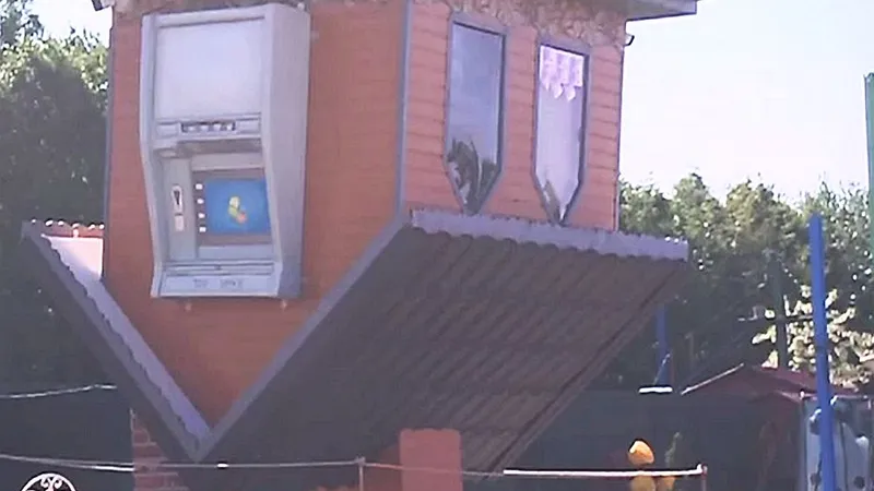 VIDEO De ce s-au construit în Gorj case cu susul în jos. Acestea fac furori - Foto: captură video digi24.ro