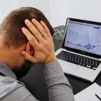 Cum ar putea fi obligată România să îngheţe salariile bugetare şi pensiile - Foto: Pexels/Karolina Grabowska
