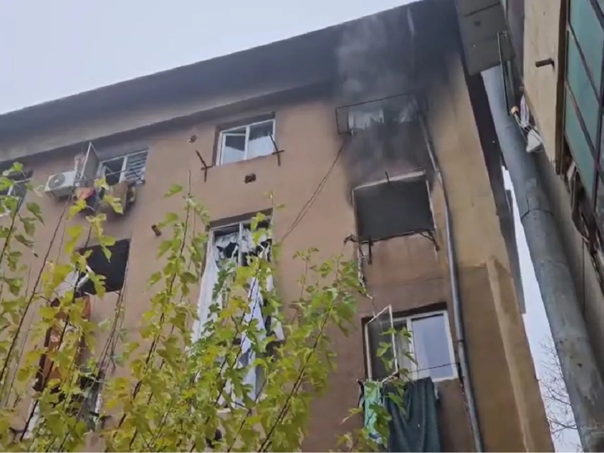 Explozie puternică la un bloc din orașul Balș, județul Olt. 3 răniți grav. 30 de persoane evacuate