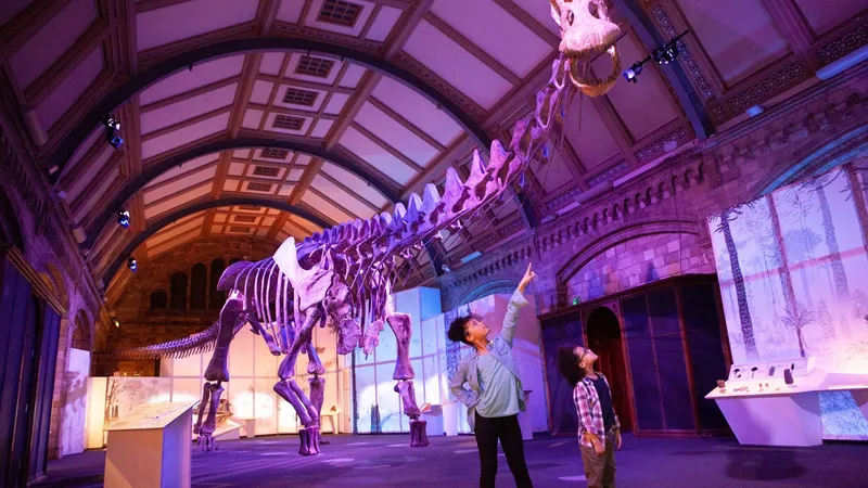 Un mulaj al unuia dintre cei mai mari dinozauri care au cutreierat Pământul, Patagotitan mayorum, este expus la Londra, în sala de expoziţii a Muzeului de Istorie Naturală. - Foto: Profimedia Images