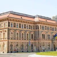 Cazare gratuită şi burse, pentru studenţii Universității Transilvania Brașov care se vaccinează. / Foto: wikipedia.org